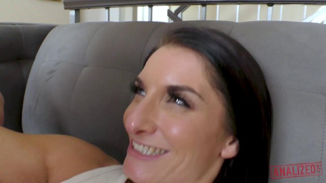 Опытная баба просит молодого самца трахнуть ее в анал