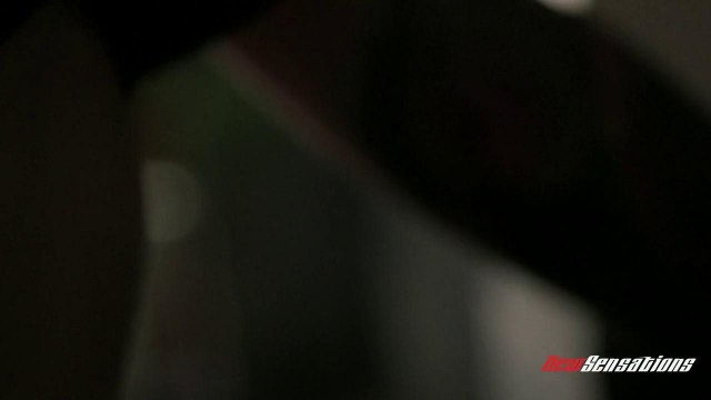 Горячий секс с татуированной брюнеткой на диване #1