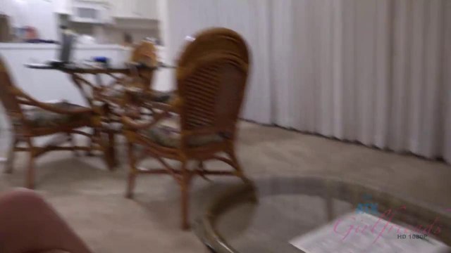 Возбудил нежными ласками сочную письку молодой подруги перед сексом