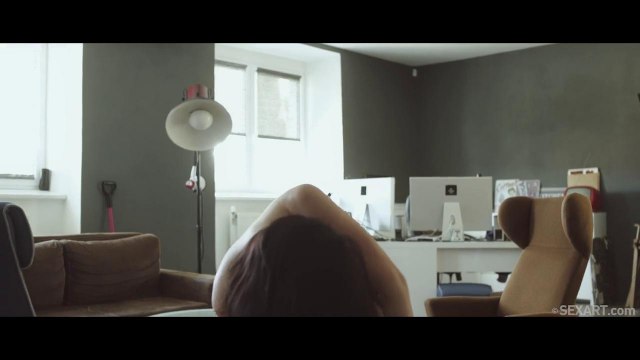 Возбужденный самец отымел свою коллегу в пилотку на рабочем столе