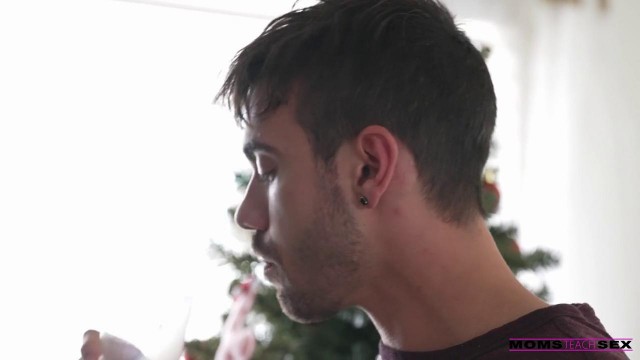 Вот бы весь год так возле ёлки #2