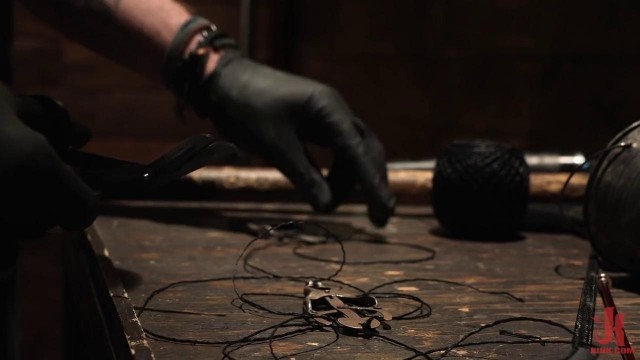 Татуированная девушка любит жесткую мастурбацию в стиле БДСМ