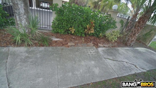 Худенькая блондинка с пирсингом попала на случайный секс в машине #9