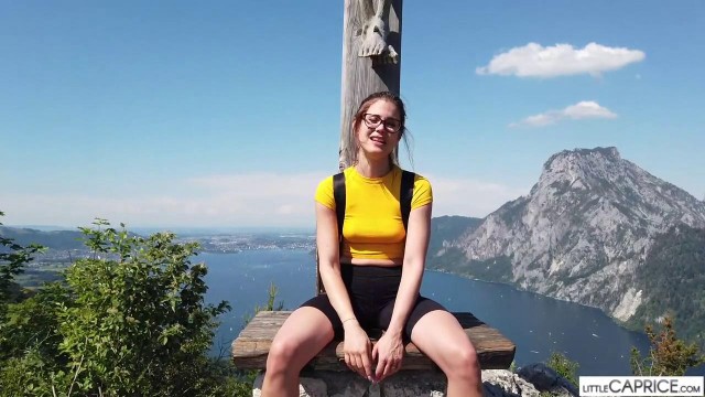 Красотки с упругими сиськами любят демонстрировать свои прелести на камеру