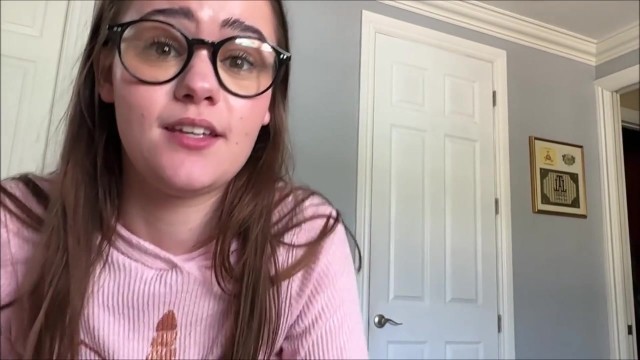 Младшая сестричка отлично умеет делать минет #4